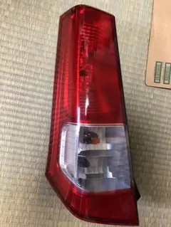 プリウスα テールランプレンズ 右側 81551-47262 ZVW41W - メルカリ