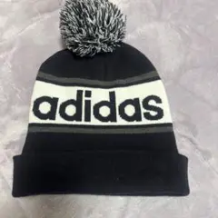 adidas ポンポン付きニット帽