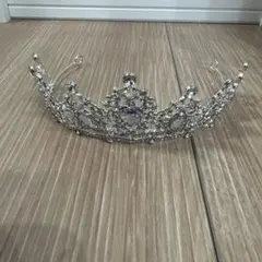 クリスタル装飾シルバーのティアラ