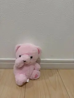 ピンクのクマ型ぬいぐるみ