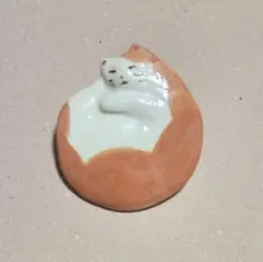 陶器製ブローチ　眠り猫　ハンドメイド