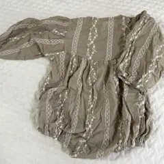 ベージュ 花柄刺繍 バルーンスリーブロンパース