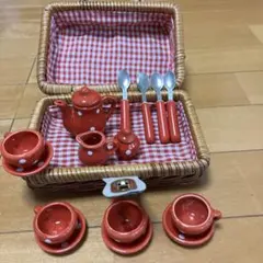 ミニチュアティーセット 赤 水玉模様 バスケット付き