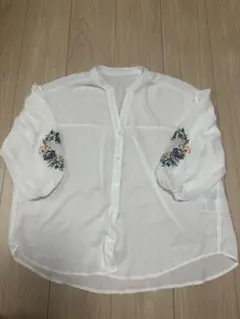 白ブラウス 花刺繍のサムネイル