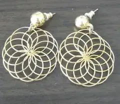 幾何学模様 金色 フープピアス