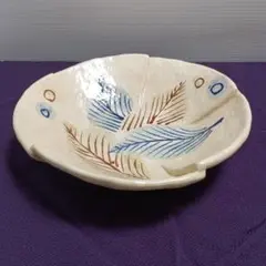 葉模様のクリーム色陶器皿