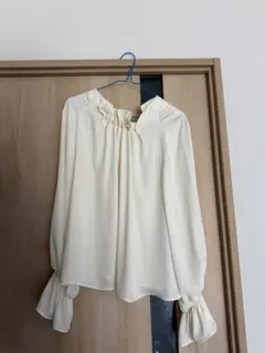 パール付きフリルブラウス