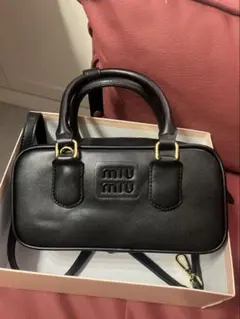 MIU MIU（ミュウミュウ） ロゴショルダーバッグ（ブラックレザー）のサムネイル
