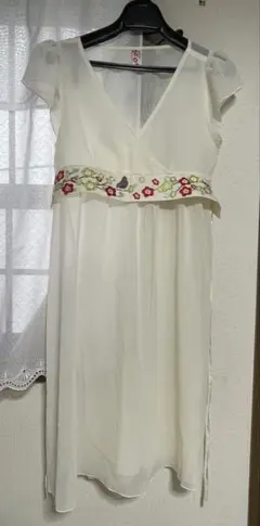 ふりふ　 半袖 ワンピース　刺繍 花柄のサムネイル