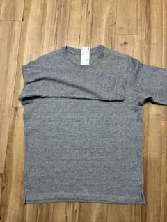 グレーのクルーネック長袖シャツ