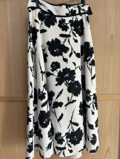 【値下げ】フレアスカート ホワイト/ブラック　花柄スカート　値下げ交渉応じます。