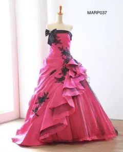 黒リボンが映える艶やかなストラップレスピンクドレス