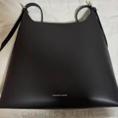 【CHARLES & KEITH】ダブルバックル トラペーズホーボーバッグ