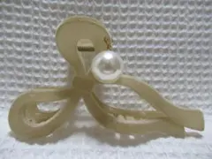 パール付き　ライトベージュ系色フロッキー加工のリボン型バンスクリップ　少々難アリ