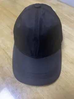 P-R-A-D-A 黒キャップ