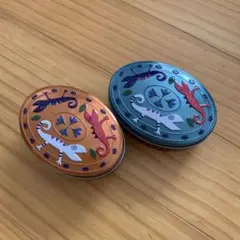 カルディ2024カカオの森　トカゲ缶　グリーン・オレンジ　２缶セット