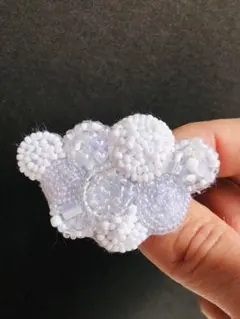 ビーズ刺しゅう　雲のブローチ