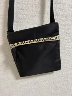 A.P.C. ブラックショルダーバッグ