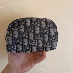 Diorロゴ入りグレーとブラックポーチ