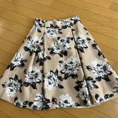 レストローズ　フレアスカート 花柄 ひざ丈 ベージュのサムネイル