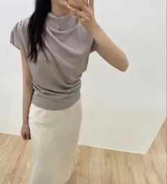 ハーフネックタックショルダーブラウス