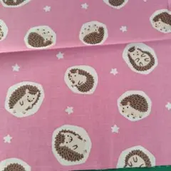 ハリネズミ柄の綿プリント生地はぎれ　ピンク　はりねずみ　星　ハギレ