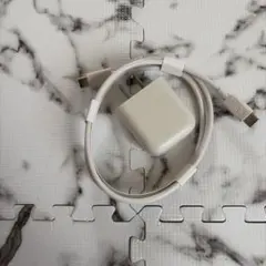 USB-C 充電ケーブルとACアダプター