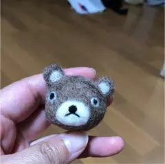 羊毛フェルト くまさんブローチ