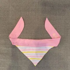 リバーシブルデザインのピンクストライプバンダナ、星柄付き。