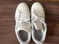 adidasスニーカーのサムネイル