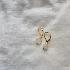 ハンドメイドピアス　クリスタルチャーム　ミルキーホワイト