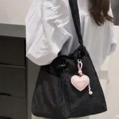 ハートチャーム付き 巾着ショルダーバッグ ブラック 韓国風 ナイロンバッグ