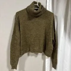 オリーブグリーン タートルネックニット クロップド丈
