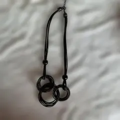 黒の3連リングネックレス