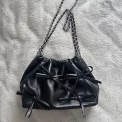 リボン付きブラックショルダーバッグ