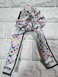 サテンシュシュ スカーフ付き　ロゴ入り　ヘアゴム 可愛い　ホワイト