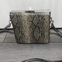 ショルダーバッグ　パイソン柄　ヘビ柄