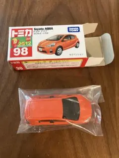 トミカ No.98 トヨタ アクアのサムネイル