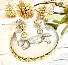 パープルグレー花びらピアス（イヤリング）