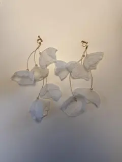 花びらモチーフ ロングイヤリング