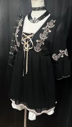 CECIL McBEE 刺繍ワンピース ブラック フロントレースアップ ガーリー