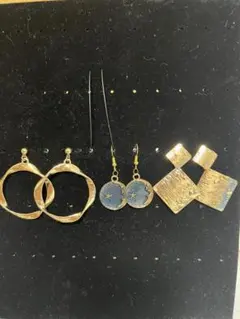 ゴールド フープピアスと幾何学的デザインのセット