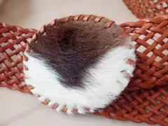 編み込みレザーベルト 茶色ブラウン　本革　メッシュ　バックルは天然ファー