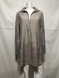 NOVE-DUE　スキッパーシャツ風　チュニック　プルオーバー　光沢系グレージュ