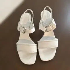 ホワイトストラップサンダル 中ヒール