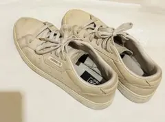 【セール 】adidas オフホワイトレザー スニーカー 大人用22センチ