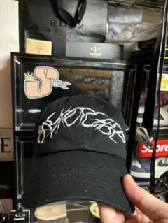 ブラック刺繍ロゴキャップ