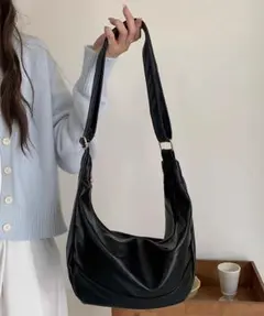 ハーフムーンレザーショルダーバッグ