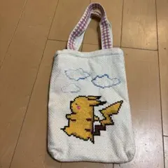 ピカチュウ　クロスステッチのバッグ（裏地カップケーキデザイン）