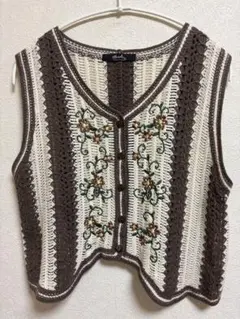 刺繍入りニットベスト
